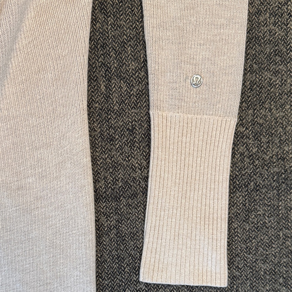 Lululemon Serenity Sweater Wrap
Heathered Cashew / Coal Reversible est 6-8 - Picture 4 of 11